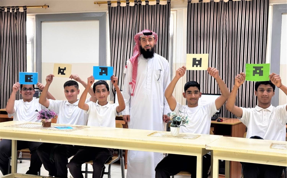 المعلمان عبدالله ومحمود يجعلان الرياضيات أمتع المواد في مدرسة القضيبية