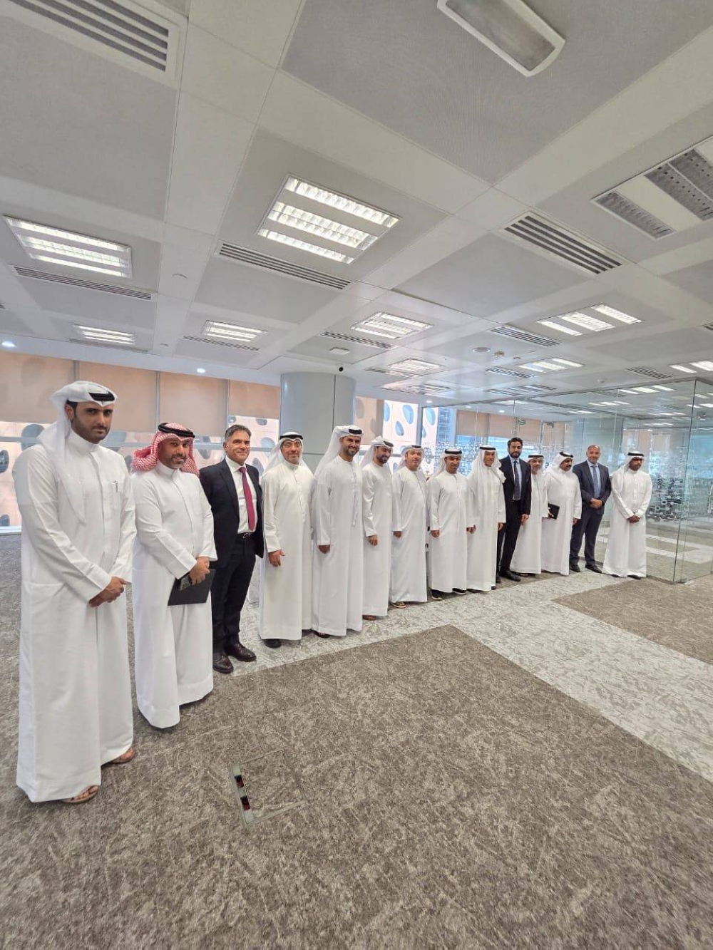 وكيل "الداخلية" لـ"الجنسية والجوازات" يزور مطار زايد الدولي لتبادل الخبرات