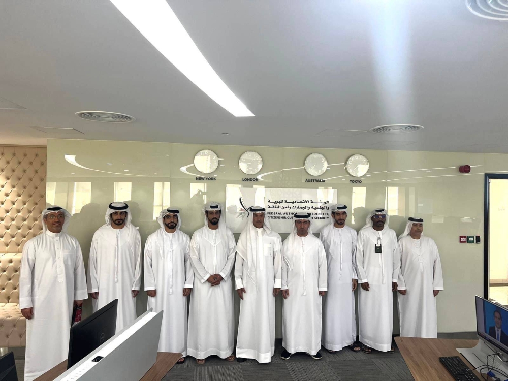 وكيل "الداخلية" لـ"الجنسية والجوازات" يزور مطار زايد الدولي لتبادل الخبرات