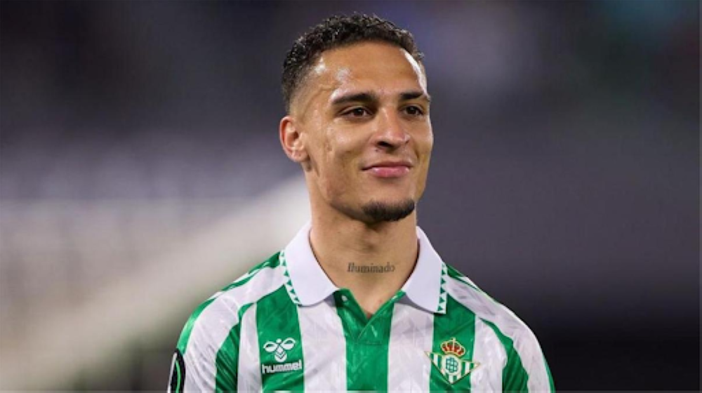 أنتوني يهاجم مانشستر يونايتد بعد انتقاله إلى ريال بيتيس