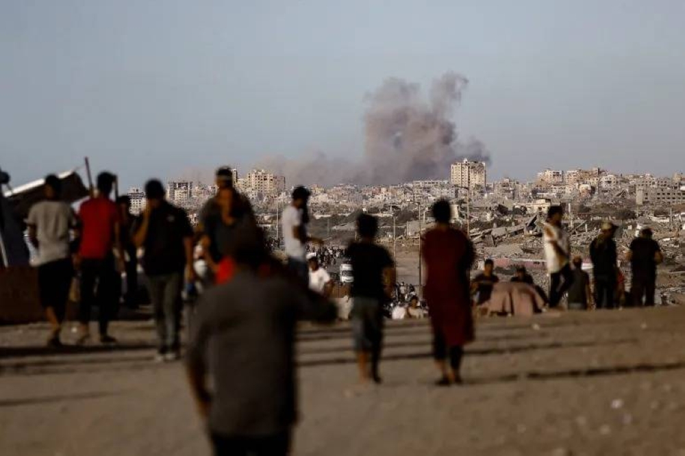 إسرائيل تقتل أبا وأبناءه الأربعة ويواصل استهداف المجوّعين بغزة