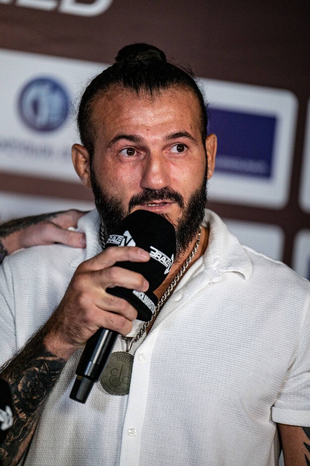 اللبناني فخر الدين أول أيقونة عربية تدخل قاعة مشاهير BRAVE CF