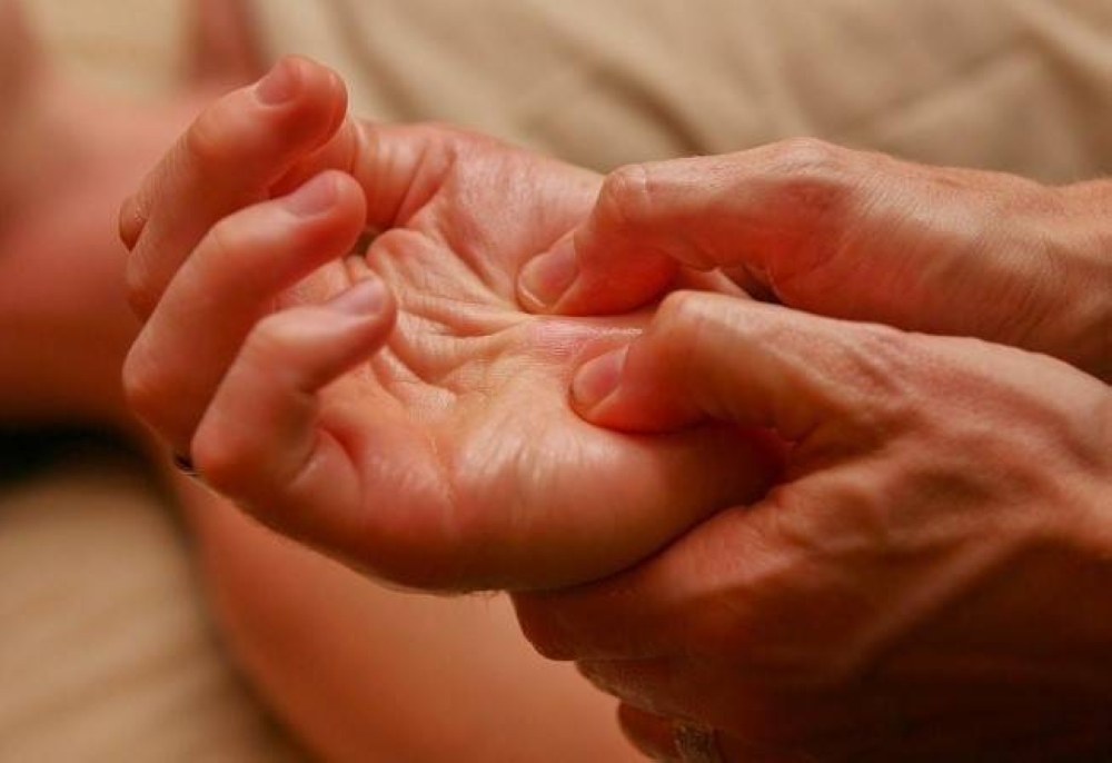 ما هو المشروب الذي يرخّي العضلات؟.. حلول بسيطة للتخلص من التشنجات