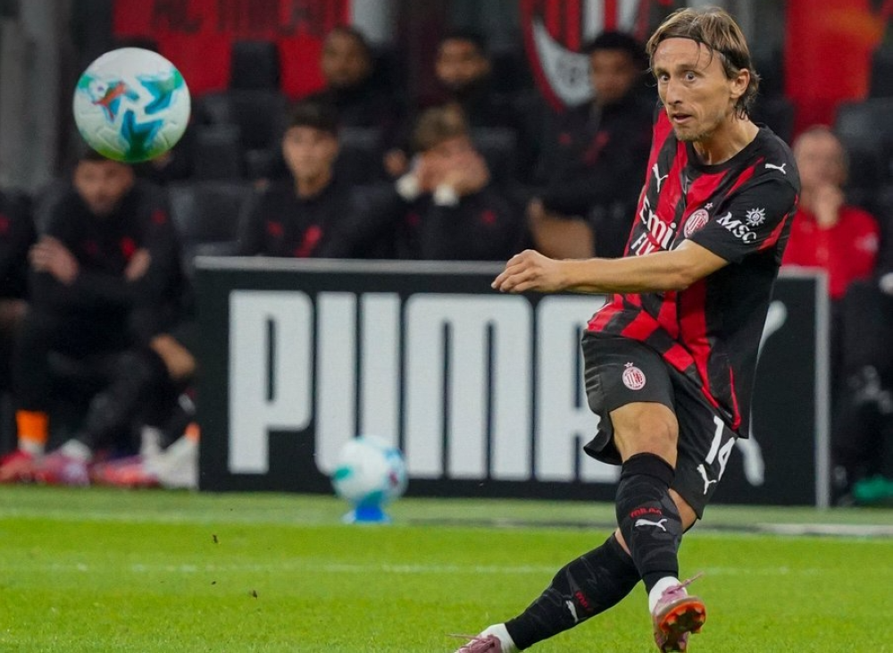 مودريتش يفوز بجائزة غريبة في ميلان تثير دهشة الجماهير.. فيديو