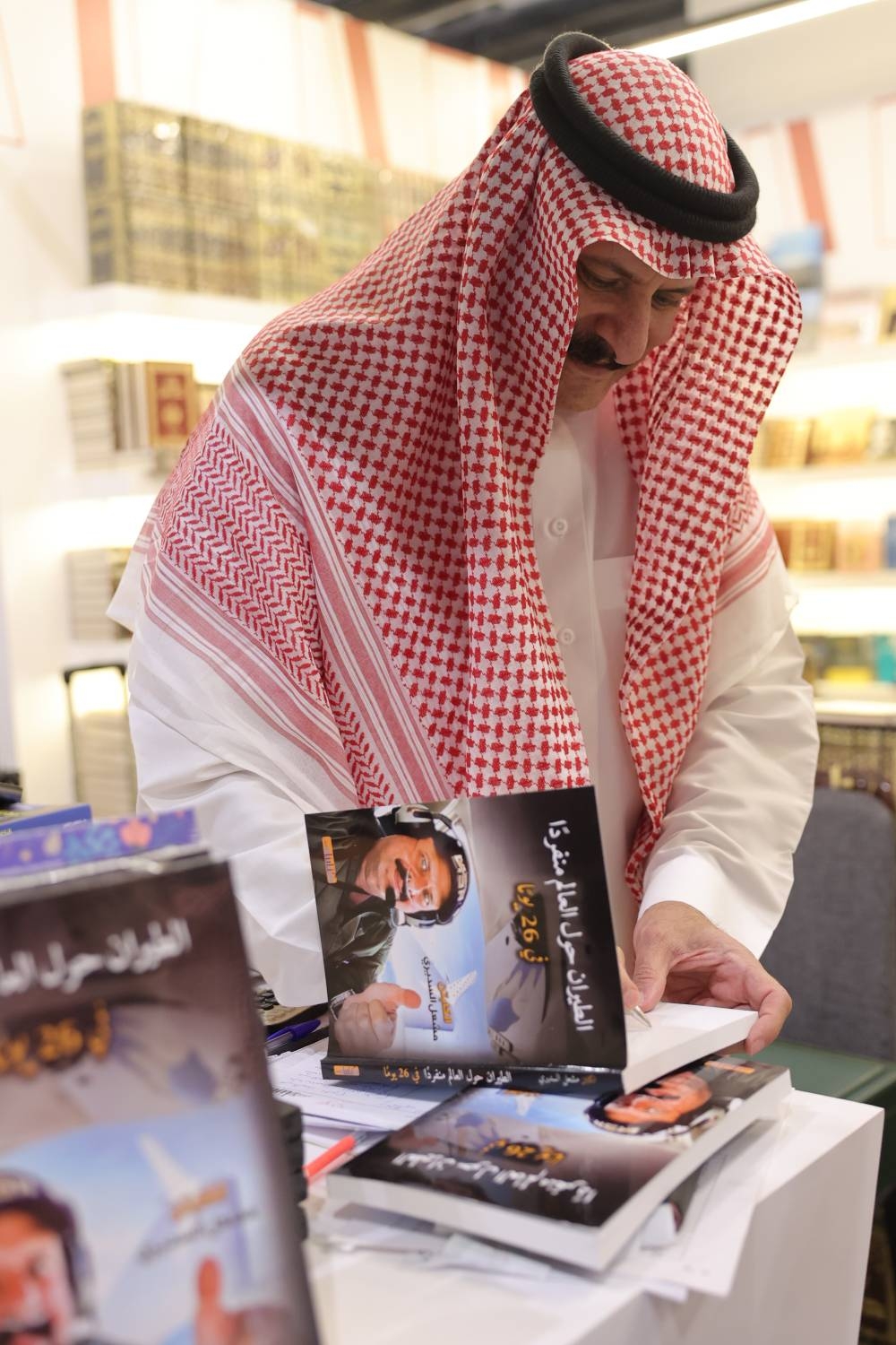 الكابتن السعودي مشعل السديري يُطلق كتابه الجديد في معرض الرياض الدولي للكتاب