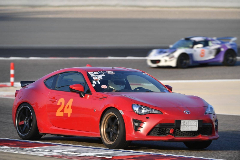 علي المنصوري يتألق في يوم السباقات الوطنية بحلبة البحرين الدولية