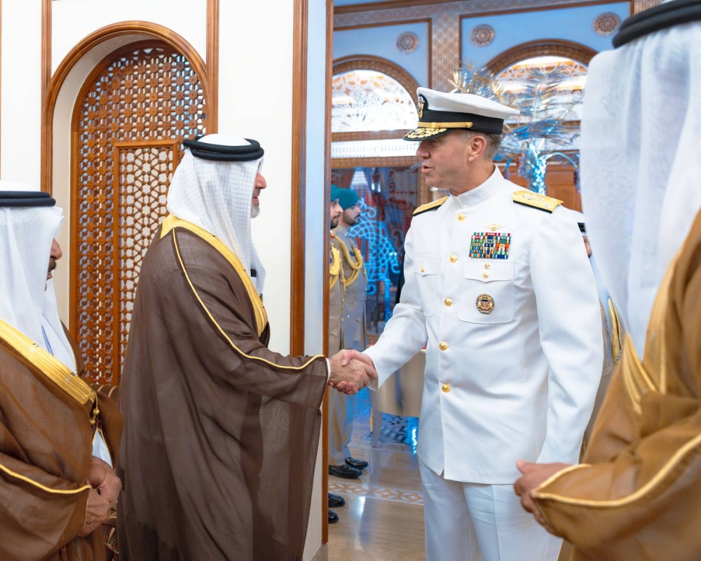 الملك القائد الأعلى للقوات المسلحة يستقبل قائد القوات البحرية بالقيادة المركزية الأمريكية قائد الأسطول الخامس