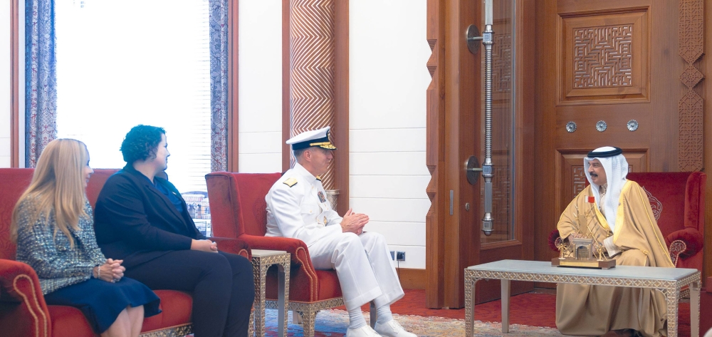 الملك القائد الأعلى للقوات المسلحة يستقبل قائد القوات البحرية بالقيادة المركزية الأمريكية قائد الأسطول الخامس
