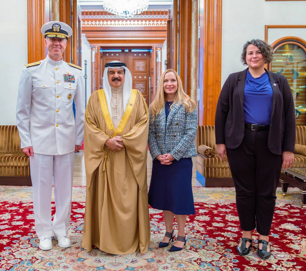 الملك القائد الأعلى للقوات المسلحة يستقبل قائد القوات البحرية بالقيادة المركزية الأمريكية قائد الأسطول الخامس