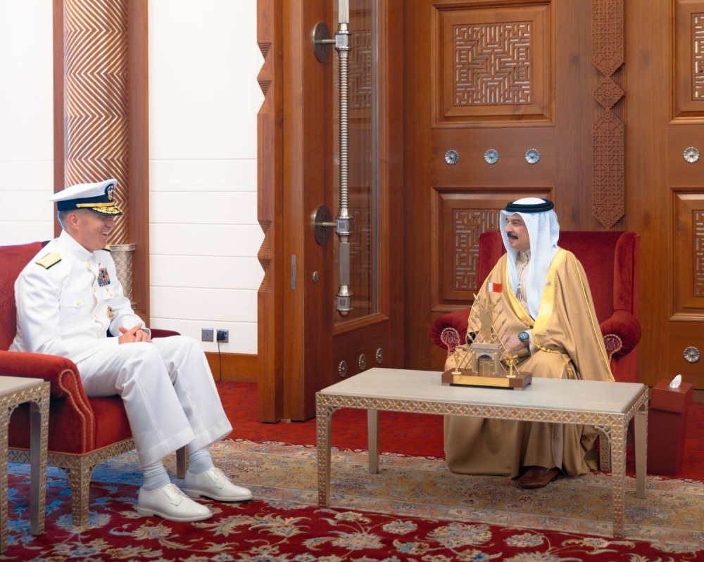 الملك القائد الأعلى للقوات المسلحة يستقبل قائد القوات البحرية بالقيادة المركزية الأمريكية قائد الأسطول الخامس