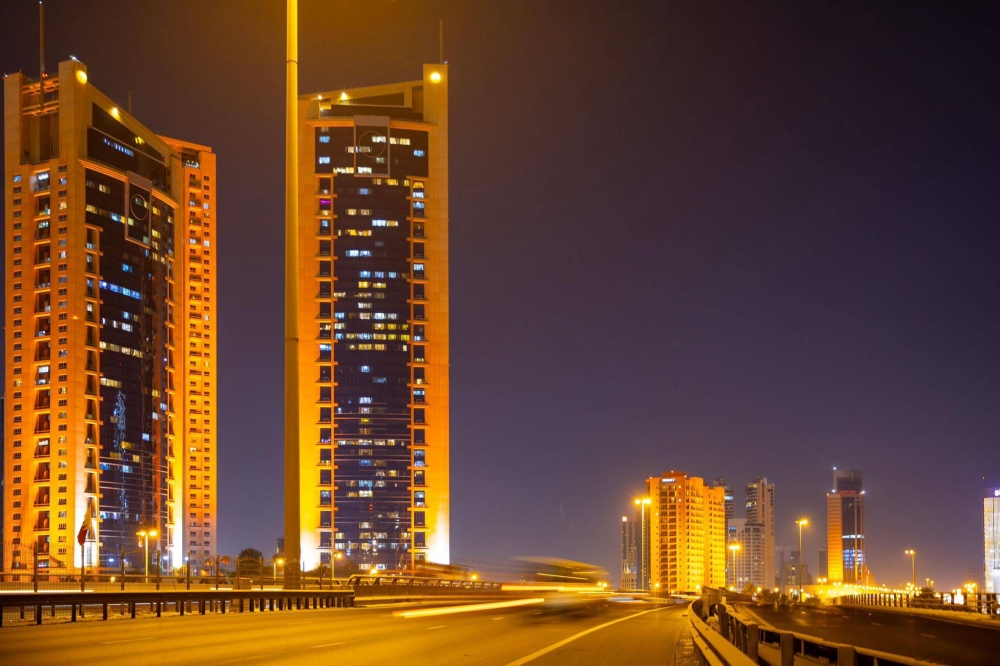 البحرين تتزين باللون البرتقالي احتفاءً بتتويج فريق &laquo;مكلارين&raquo; ببطولة العالم للفورمولا 1