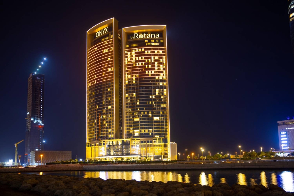 البحرين تتزين باللون البرتقالي احتفاءً بتتويج فريق &laquo;مكلارين&raquo; ببطولة العالم للفورمولا 1