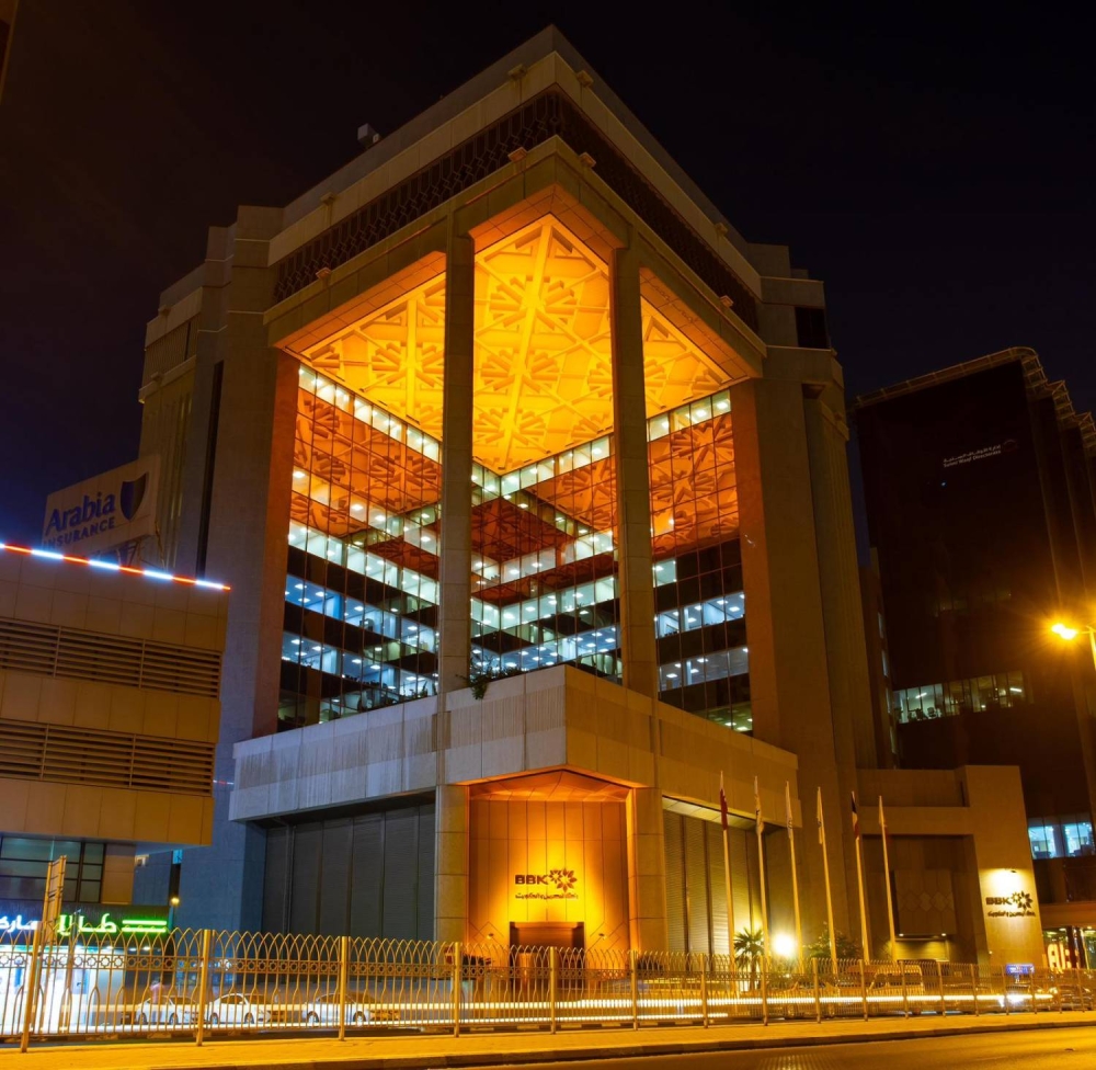 البحرين تتزين باللون البرتقالي احتفاءً بتتويج فريق &laquo;مكلارين&raquo; ببطولة العالم للفورمولا 1