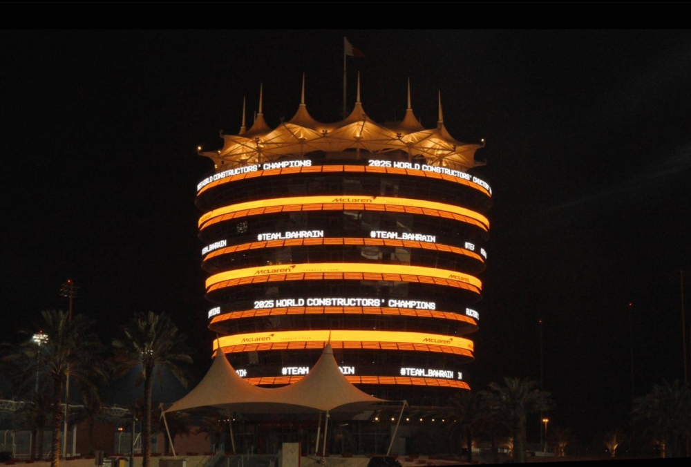 البحرين تتزين باللون البرتقالي احتفاءً بتتويج فريق &laquo;مكلارين&raquo; ببطولة العالم للفورمولا 1