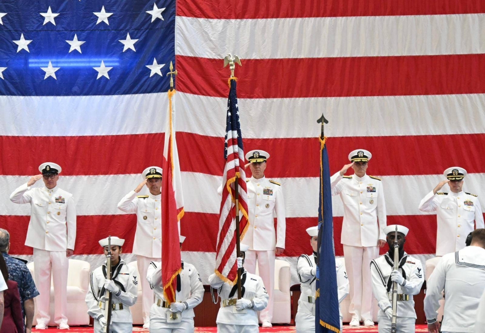 الأسطول الخامس يشهد تسلّم وتسليم القيادة في &laquo;الدعم البحري&raquo; الأمريكية بالبحرين