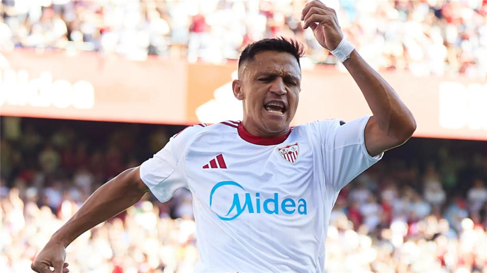 سانشيز يبرر احتفاله بهدفه في شباك برشلونة: خارج عن إرادتي.. وأجواء إشبيلية فريدة