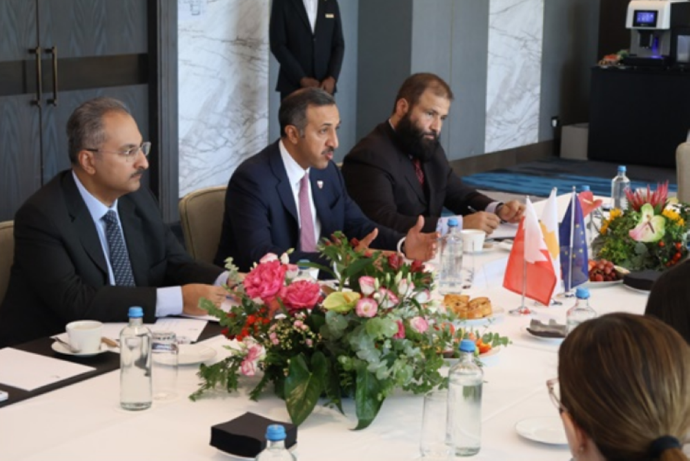 وزير المواصلات يلتقي وزراء النقل والشحن البحري في قبرص