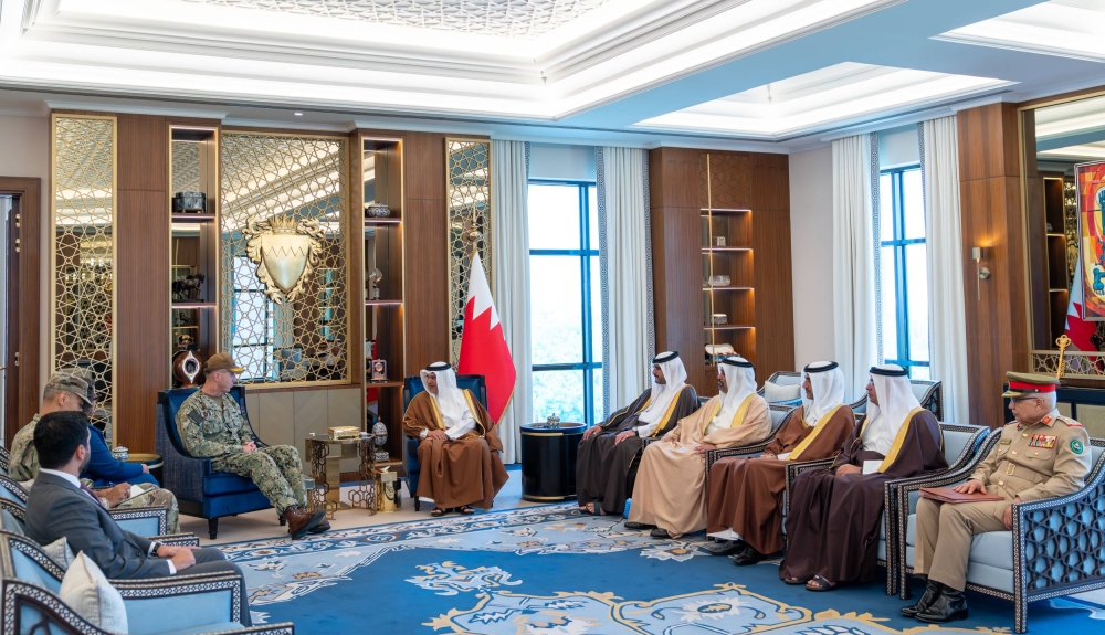 ولي العهد رئيس الوزراء يستقبل قائد القوات البحرية بالقيادة المركزية الأمريكية وقائد اللأسطول الخامس