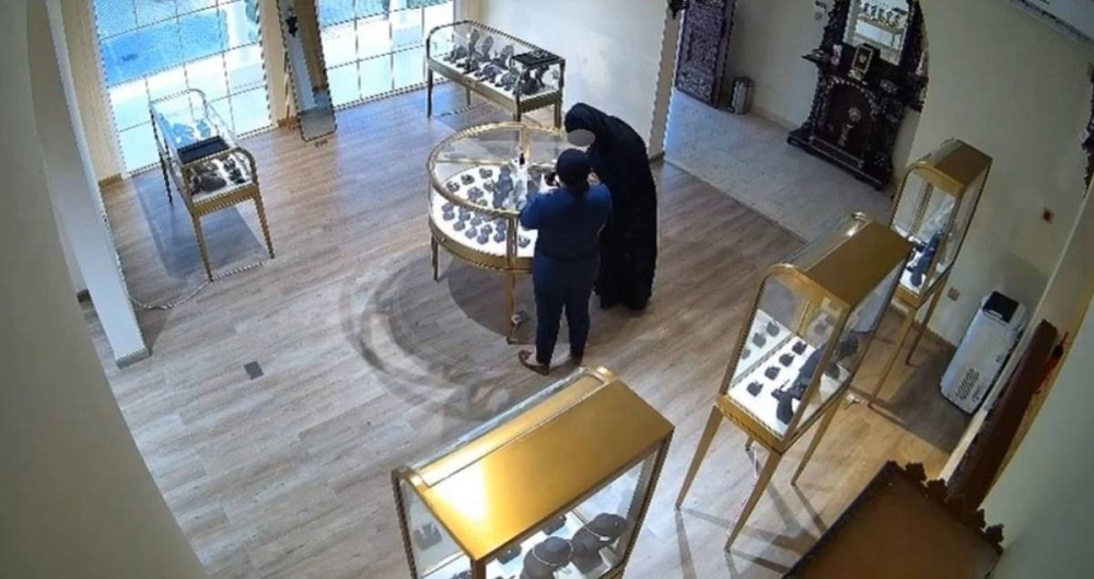 القبض على امرأة لسرقتها مصوغات ذهبية تقدر بحوالي 7 آلاف دينار