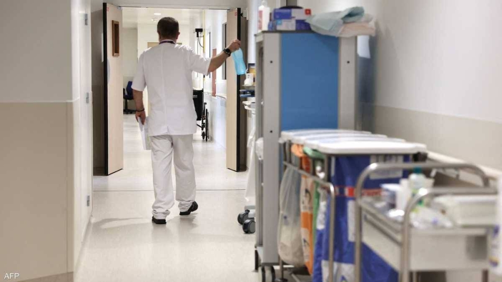 بعد 35 سنة.. شابة تعثر على أختها التوأم بعد خطأ في "التبديل"