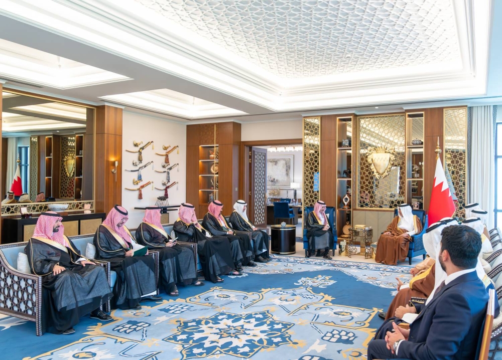 ولي العهد رئيس الوزراء يبحث مع وزير الخارجية السعودي الأوضاع الإقليمية وتعزيز التعاون