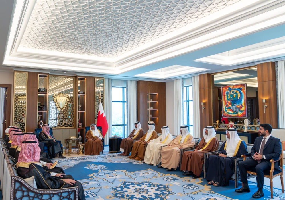 ولي العهد رئيس الوزراء يبحث مع وزير الخارجية السعودي الأوضاع الإقليمية وتعزيز التعاون