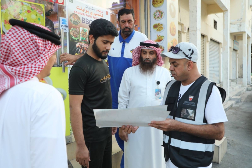 بلدية المنطقة الجنوبية مستمرة في تنفيذ حملة "ملتزمون" التوعوية لأصحاب المحلات التجارية