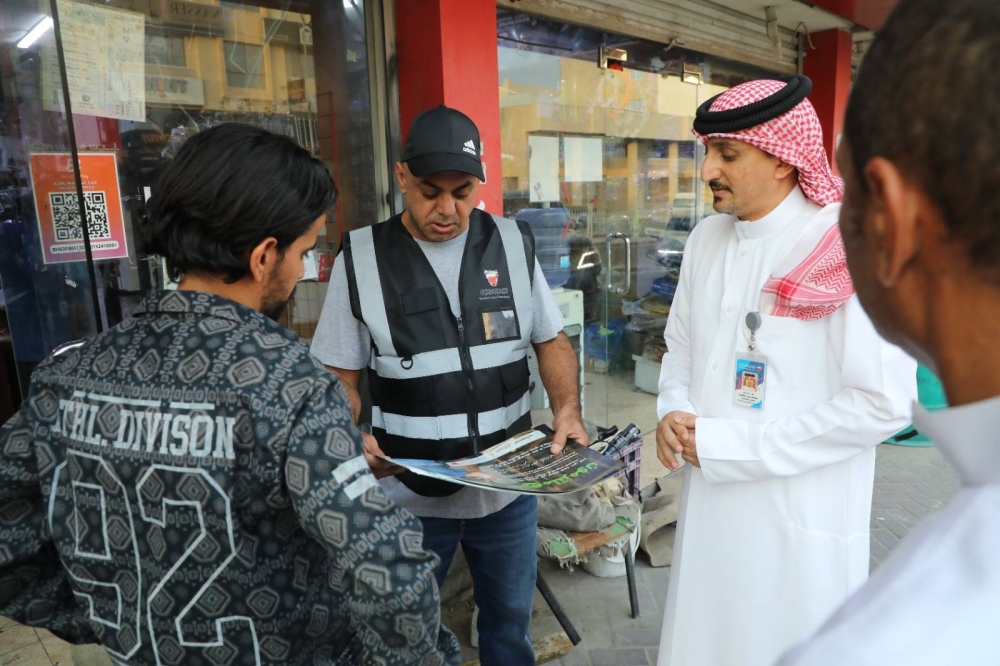 بلدية المنطقة الجنوبية مستمرة في تنفيذ حملة "ملتزمون" التوعوية لأصحاب المحلات التجارية