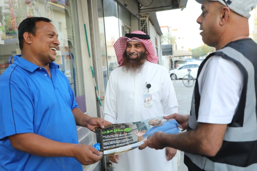 بلدية المنطقة الجنوبية مستمرة في تنفيذ حملة "ملتزمون" التوعوية لأصحاب المحلات التجارية