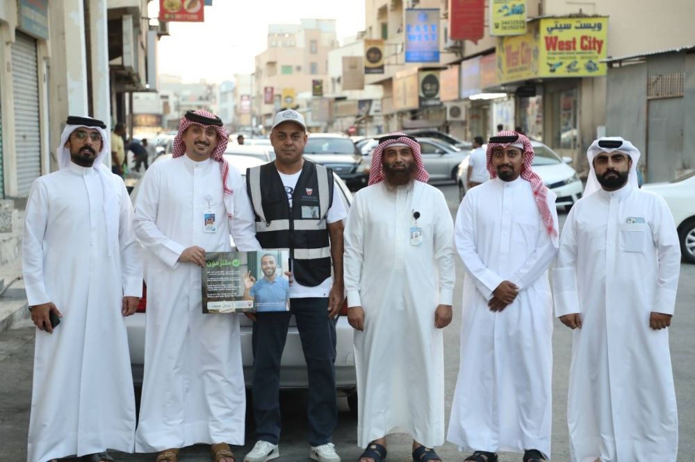 بلدية المنطقة الجنوبية مستمرة في تنفيذ حملة "ملتزمون" التوعوية لأصحاب المحلات التجارية