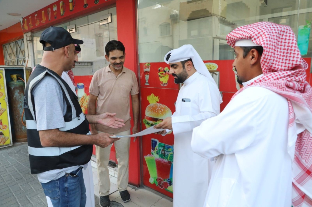 بلدية المنطقة الجنوبية مستمرة في تنفيذ حملة "ملتزمون" التوعوية لأصحاب المحلات التجارية