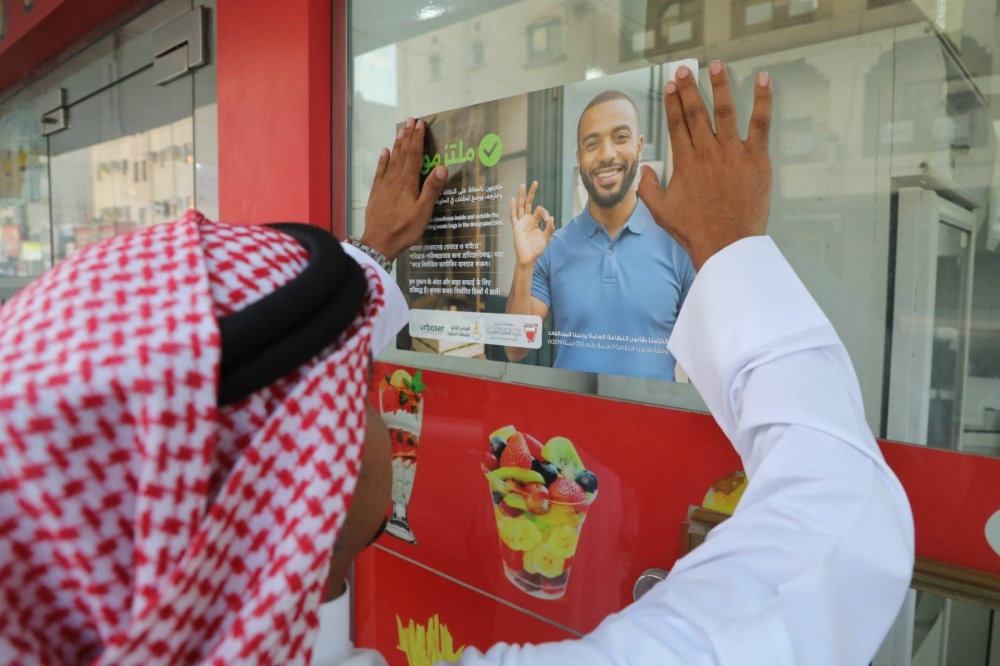 بلدية المنطقة الجنوبية مستمرة في تنفيذ حملة "ملتزمون" التوعوية لأصحاب المحلات التجارية