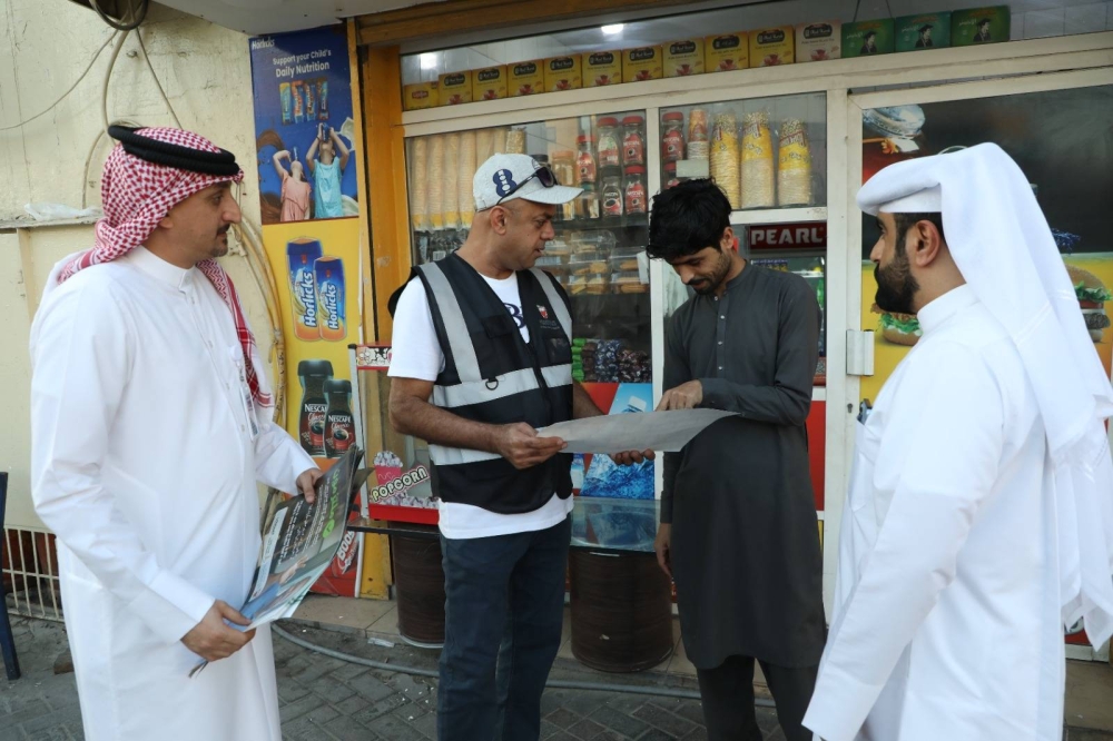 بلدية المنطقة الجنوبية مستمرة في تنفيذ حملة "ملتزمون" التوعوية لأصحاب المحلات التجارية