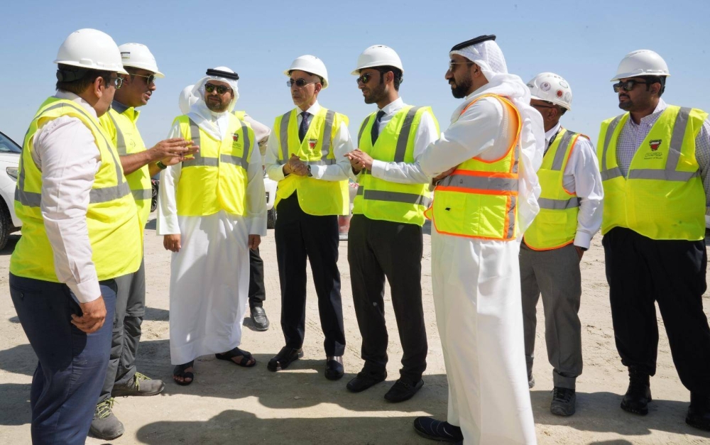 وزير الأشغال يتفقد سير أعمال مشروع إنشاء الجسر الرابط بين جسر الشيخ عيسى بن سلمان وشارع 105 في البسيتين