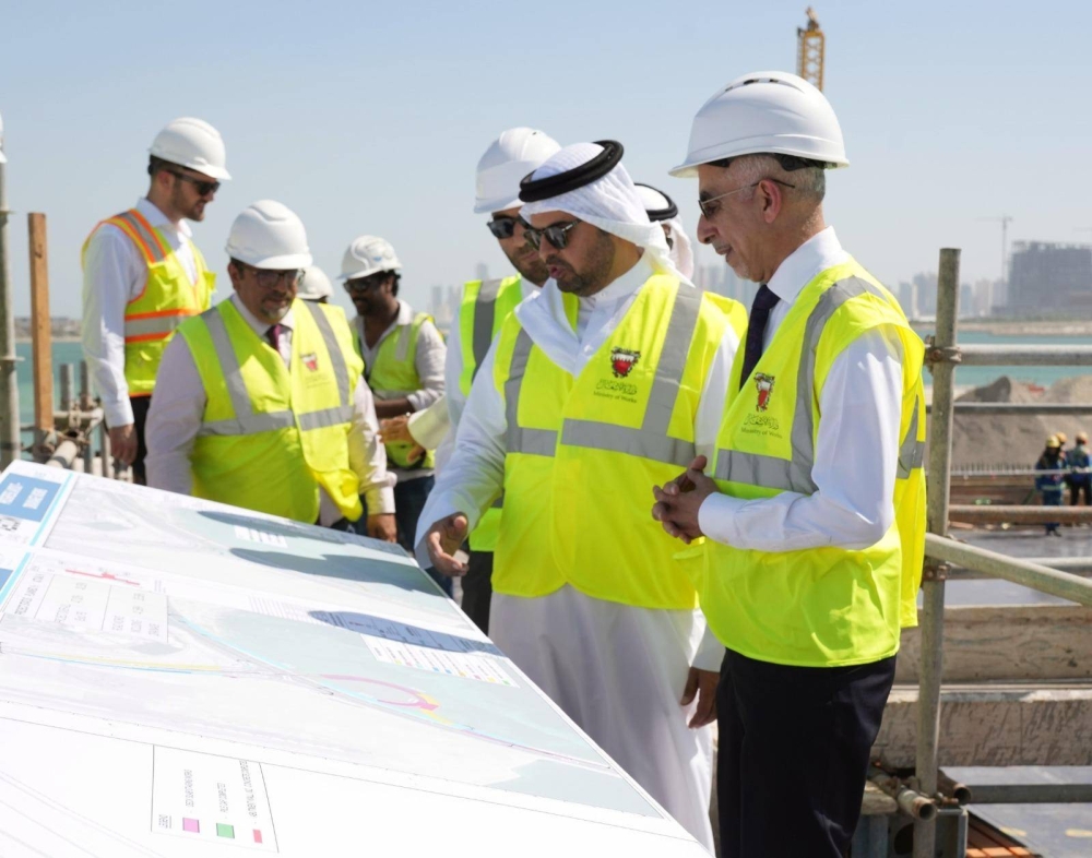 وزير الأشغال يتفقد سير أعمال مشروع إنشاء الجسر الرابط بين جسر الشيخ عيسى بن سلمان وشارع 105 في البسيتين