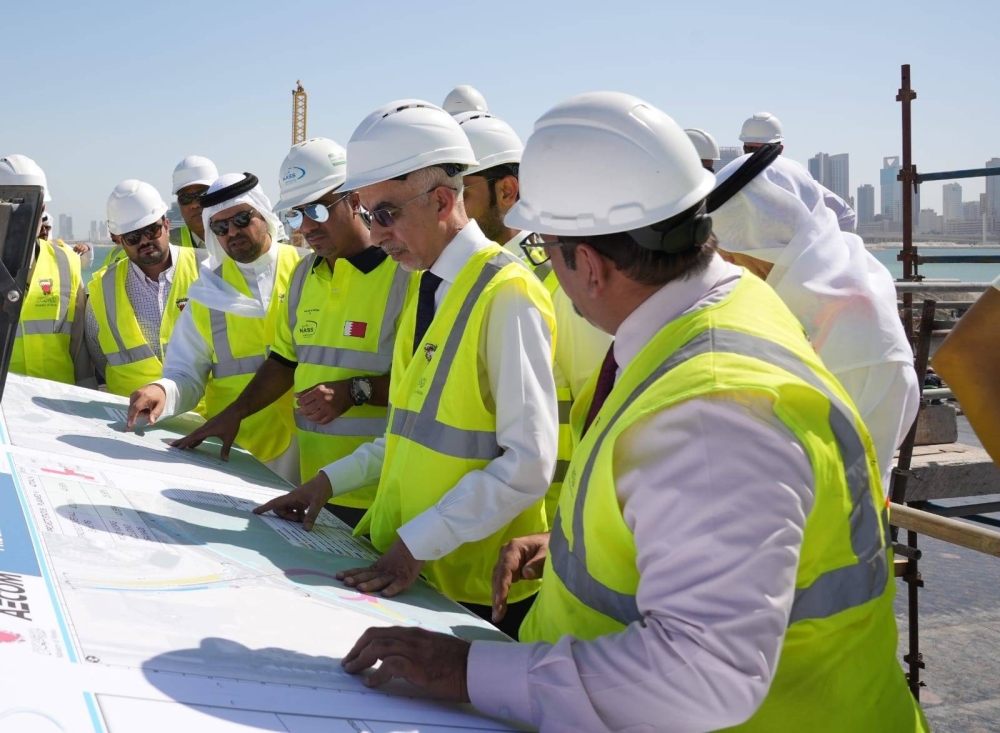 وزير الأشغال يتفقد سير أعمال مشروع إنشاء الجسر الرابط بين جسر الشيخ عيسى بن سلمان وشارع 105 في البسيتين