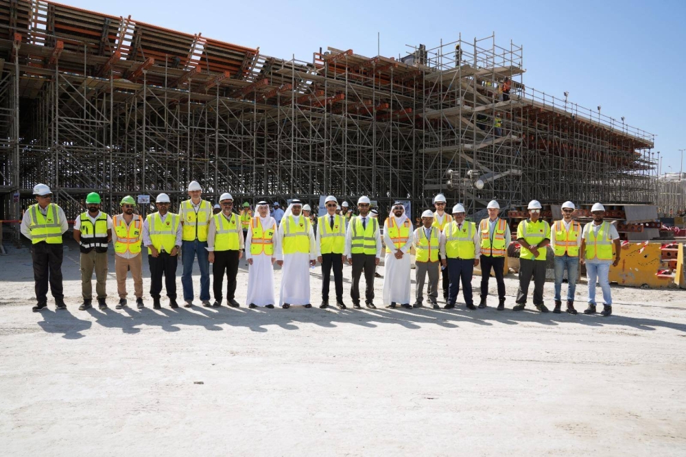 وزير الأشغال يتفقد سير أعمال مشروع إنشاء الجسر الرابط بين جسر الشيخ عيسى بن سلمان وشارع 105 في البسيتين