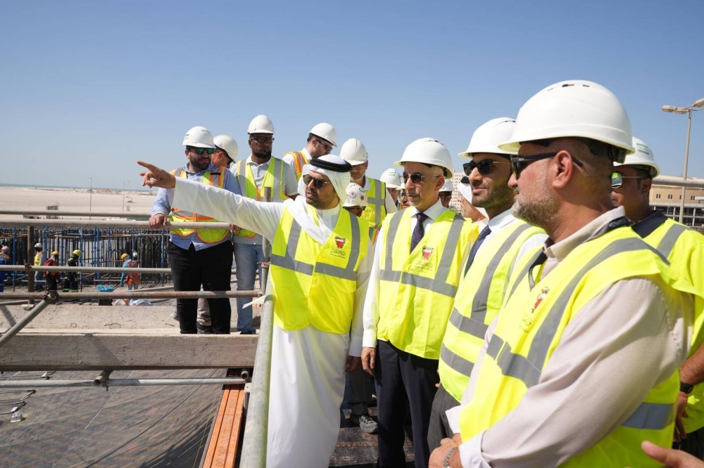 وزير الأشغال يتفقد سير أعمال مشروع إنشاء الجسر الرابط بين جسر الشيخ عيسى بن سلمان وشارع 105 في البسيتين