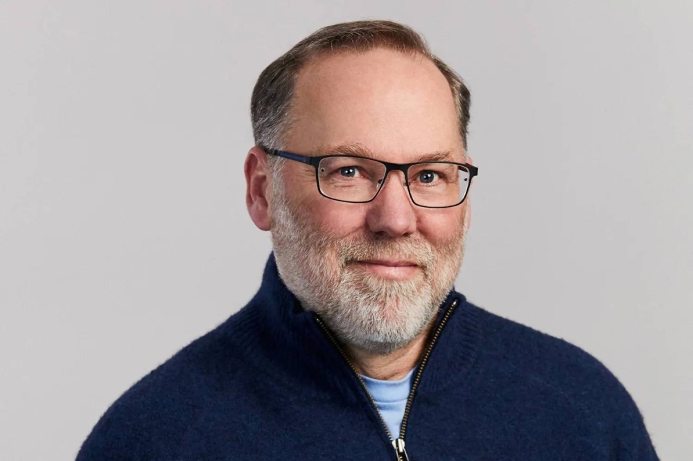 لم يعرف بفوزه بعد.. أحد الحاصلين على نوبل الطب في رحلة بالطبيعة