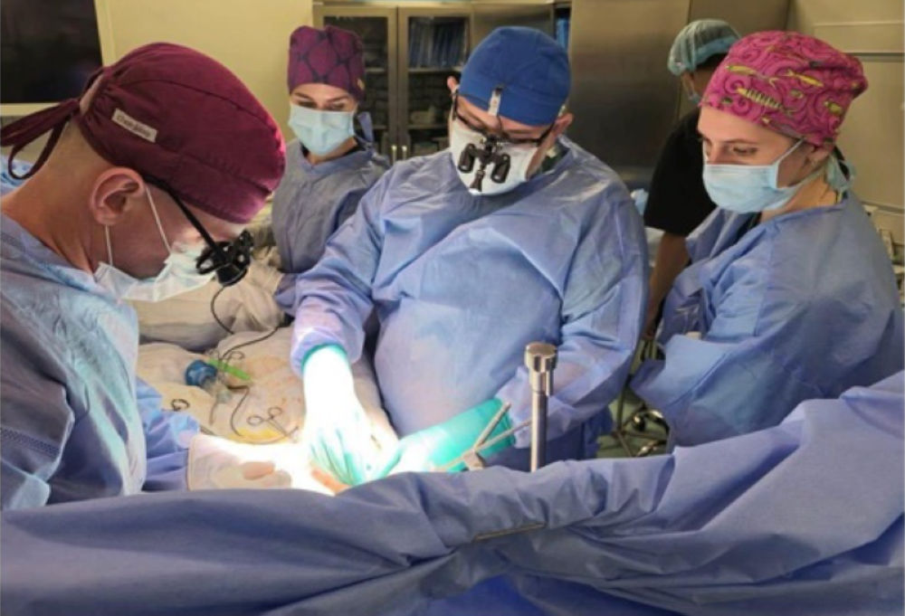 أطباء روس يجرون عملية نادرة تنقذ حياة مريضة من أمراض معقدة