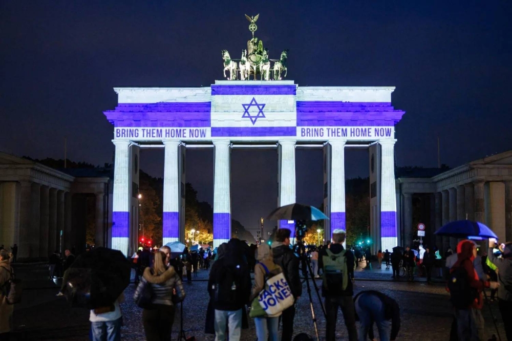 ألمانيا تنكّس الأعلام بمناسبة ذكرى 7 أكتوبر... وتمنع مظاهرة مؤيدة للفلسطينيين