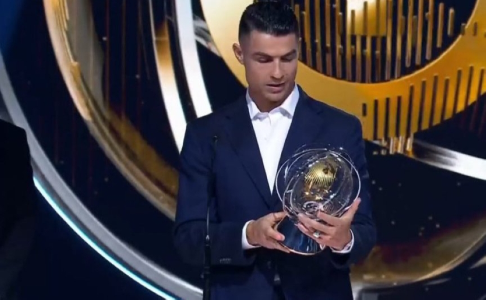 كريستيانو رونالدو يتوج بجائزة &laquo;جلوب برستيج&raquo; من الاتحاد البرتغالي