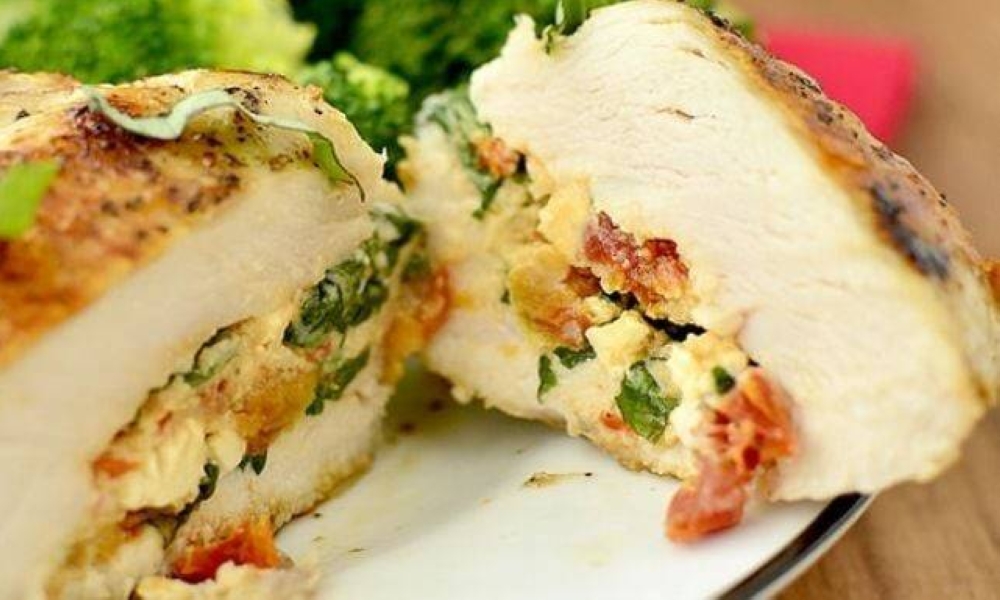 وجبة خفيفة في دقائق.. طريقة تحضير صدور دجاج محشية بالسبانخ والجبنة