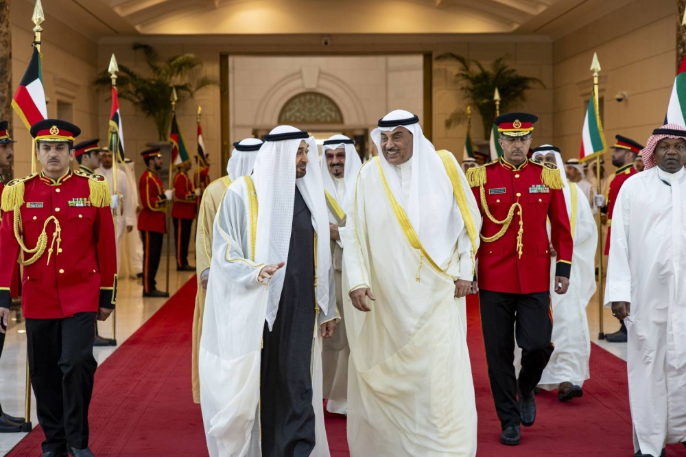 رئيس دولة الإمارات وأمير دولة الكويت يبحثان العلاقات الأخوية والتطورات في المنطقة