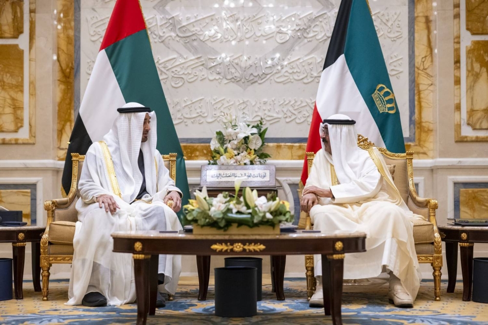 رئيس دولة الإمارات وأمير دولة الكويت يبحثان العلاقات الأخوية والتطورات في المنطقة