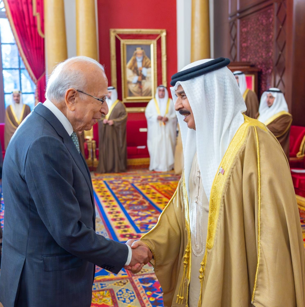 الملك يستقبل كبار أفراد العائلة المالكة الكريمة وكبار المسؤولين وعددًا من الأهالي وأصحاب الإنجازات