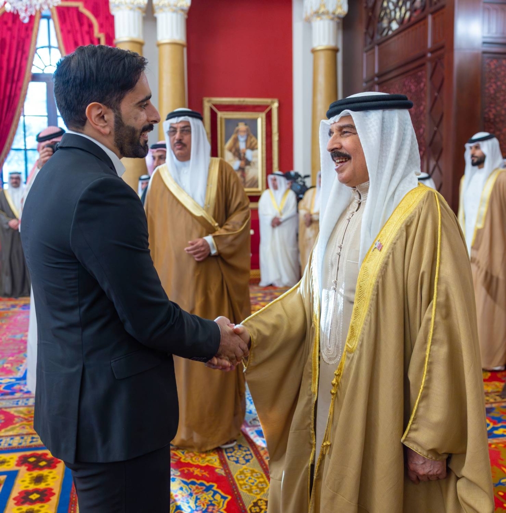 الملك يستقبل كبار أفراد العائلة المالكة الكريمة وكبار المسؤولين وعددًا من الأهالي وأصحاب الإنجازات