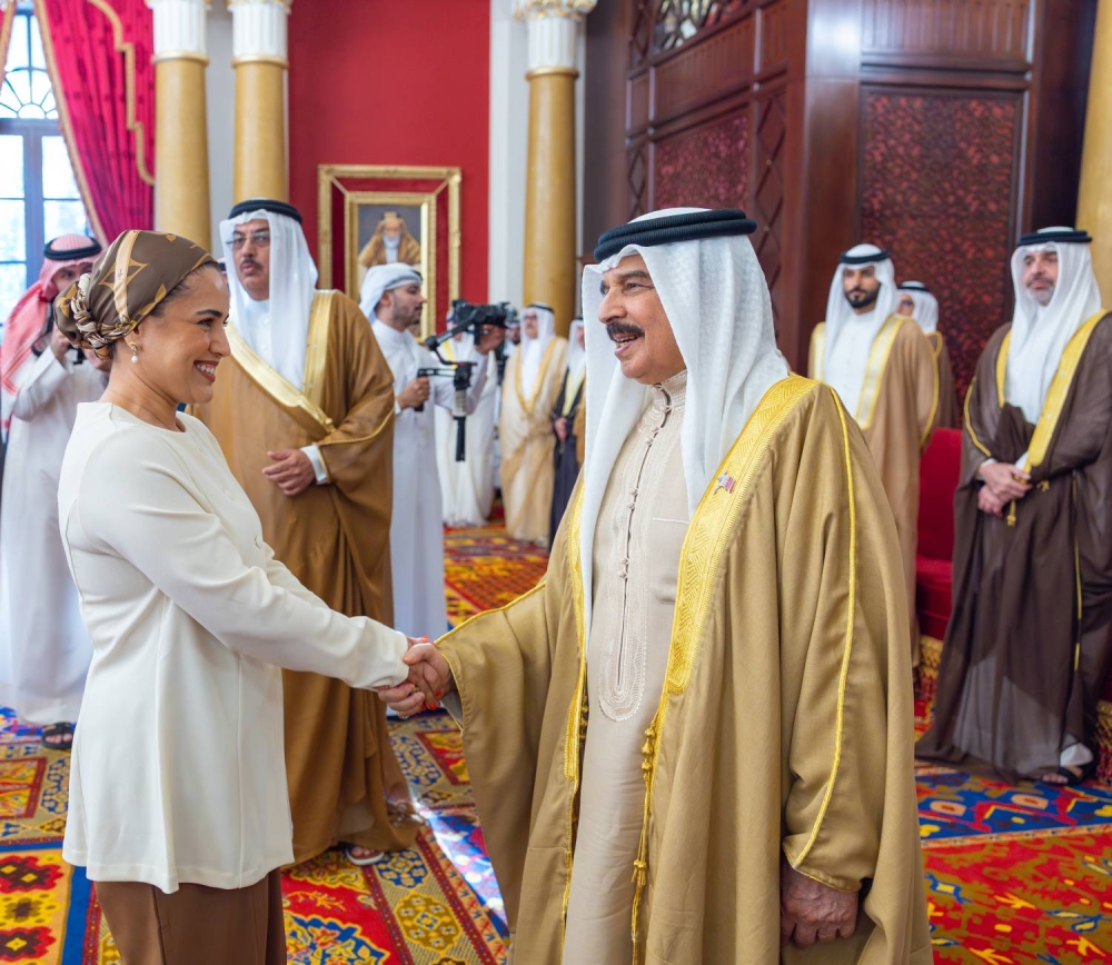 الملك يستقبل كبار أفراد العائلة المالكة الكريمة وكبار المسؤولين وعددًا من الأهالي وأصحاب الإنجازات