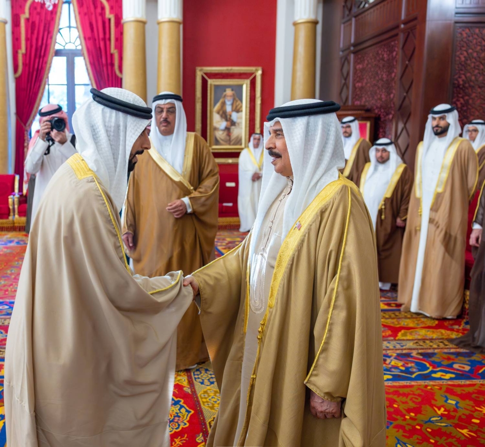 الملك يستقبل كبار أفراد العائلة المالكة الكريمة وكبار المسؤولين وعددًا من الأهالي وأصحاب الإنجازات