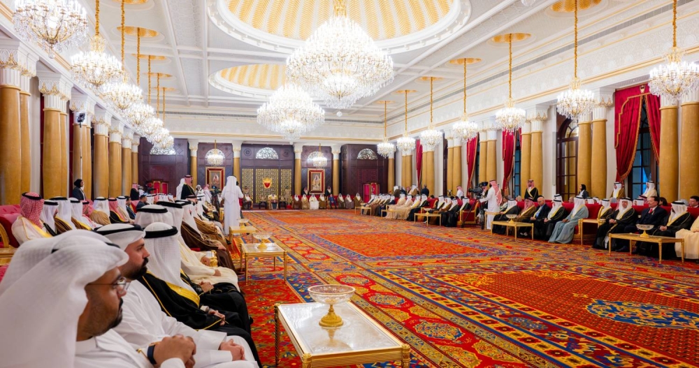 الملك يستقبل كبار أفراد العائلة المالكة الكريمة وكبار المسؤولين وعددًا من الأهالي وأصحاب الإنجازات